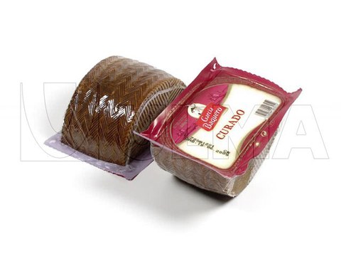 Conditionnement de demi-fromage en thermoformage sous vide avec film souple.