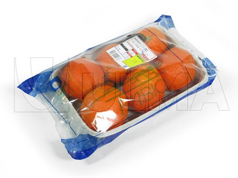 Oranges en barquette carton emballées sur une enveloppeuse flow pack (hffs)