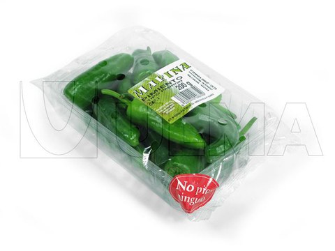 Emballage de petits poivrons verts en barquette sur une enveloppeuse flow pack (hffs)
