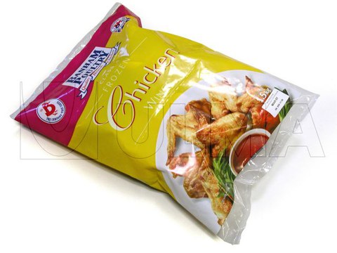 Conditionnement de filets de poulet congelés en sachet sur une ensacheuse verticale avec film polyéthylène et laminé