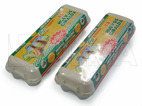 Boîte de 12 œufs conditionnées sur une enveloppeuse Flow pack (HFFS)